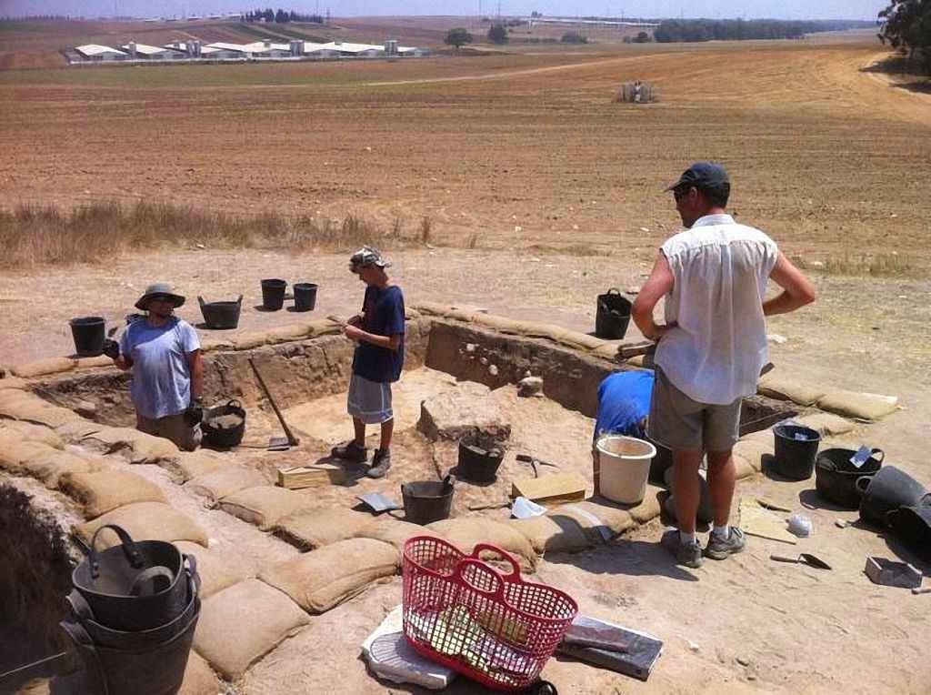 Aspecto dos trabalhos do Projeto Regional Hesi no sítio arqueológico de Khirbet Summeily, Israel.