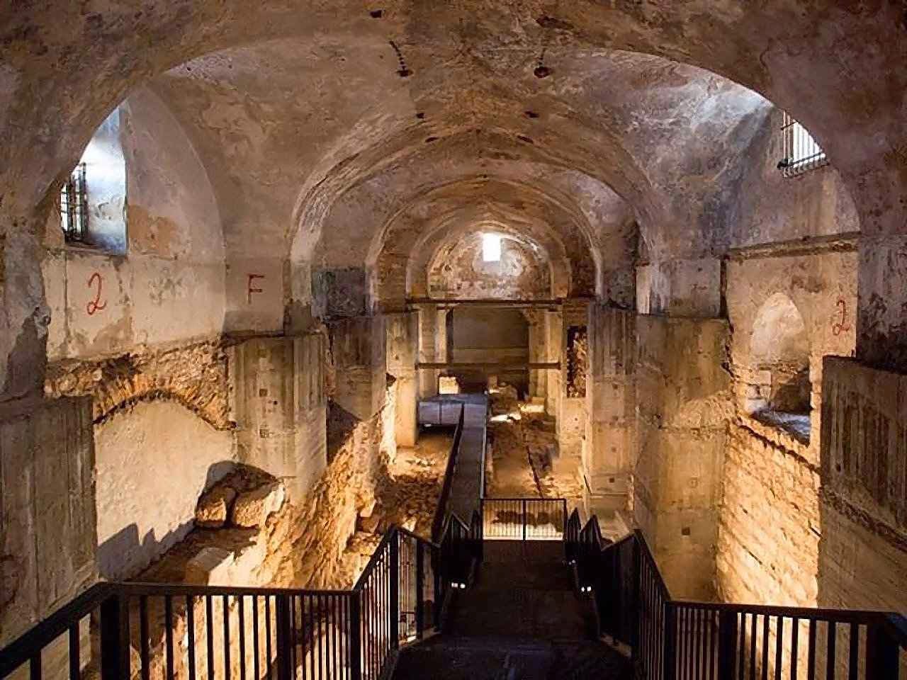 Neste complexo hoje soterrado poderia ter acontecido o julgamento de Jesus, segundo os arqueólogos  (Foto: Oded Antman, Ministério israelense de Turismo).