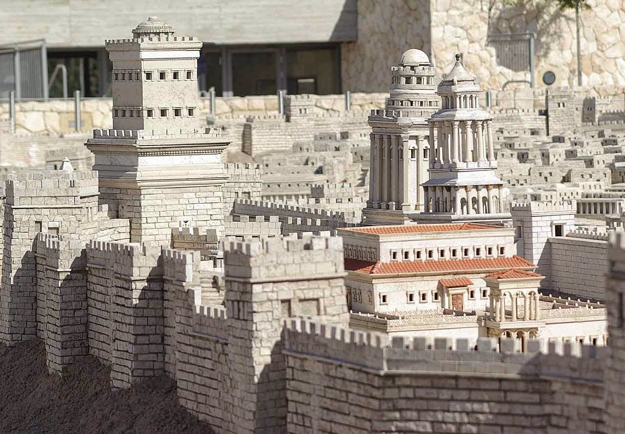 Modelo do Palácio de Herodes mostra a Primeira Muralha e,  da esquerda para a direita, suas três torres Fasael, Hípico e Mariane