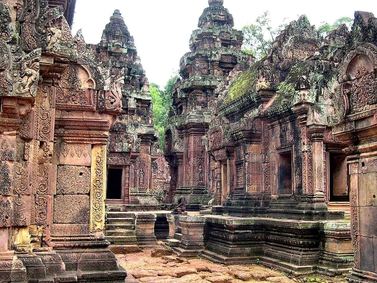Angkor Wat: uma cidade requintada, cultuadora de deuses sensuais e demoníacos ficou abandonada aos animais da selva.
