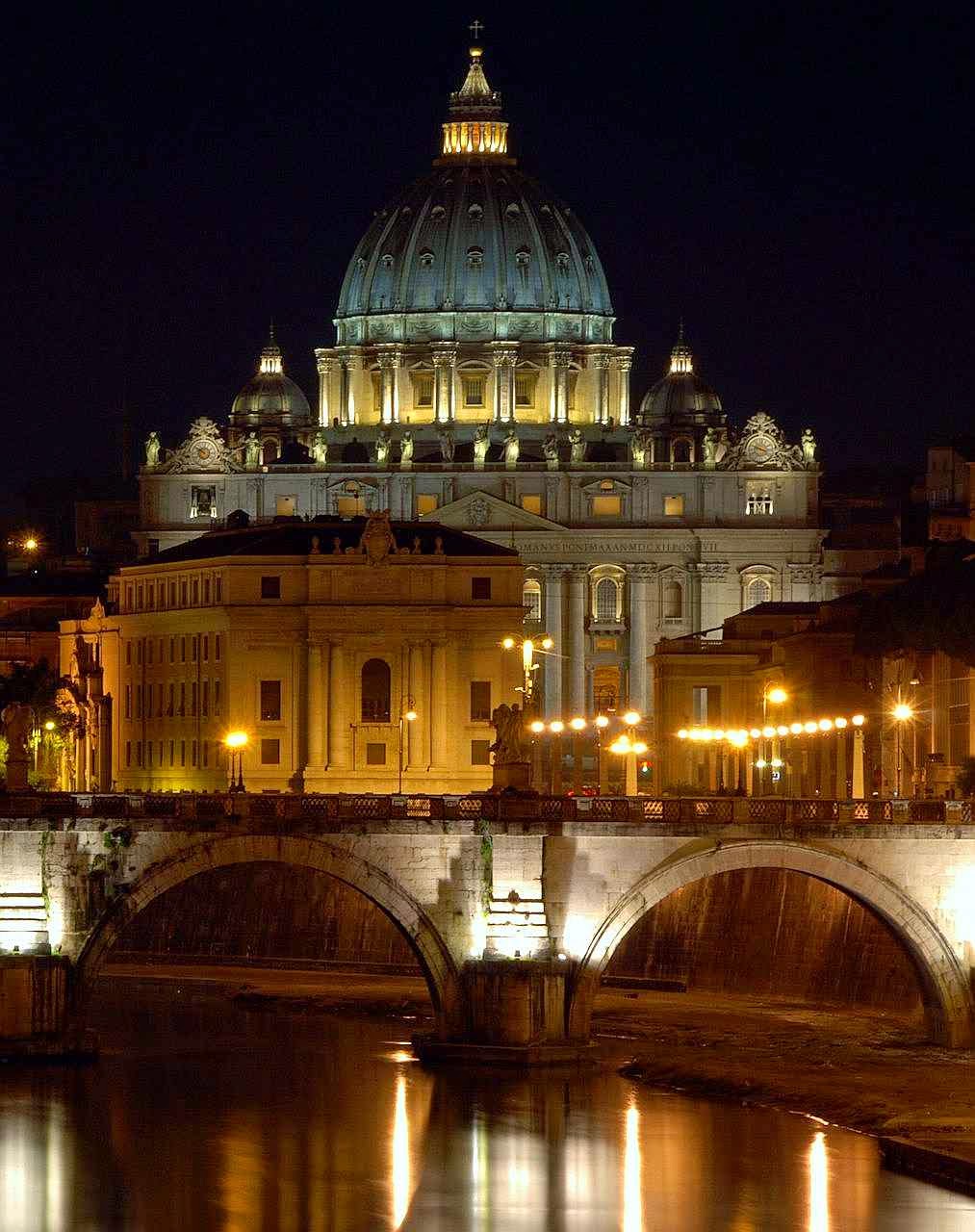 A Roma pagã ruiu, mas a Igreja tirou a cidade das ruínas e a elevou a uma glória e a um esplendor ainda maior.