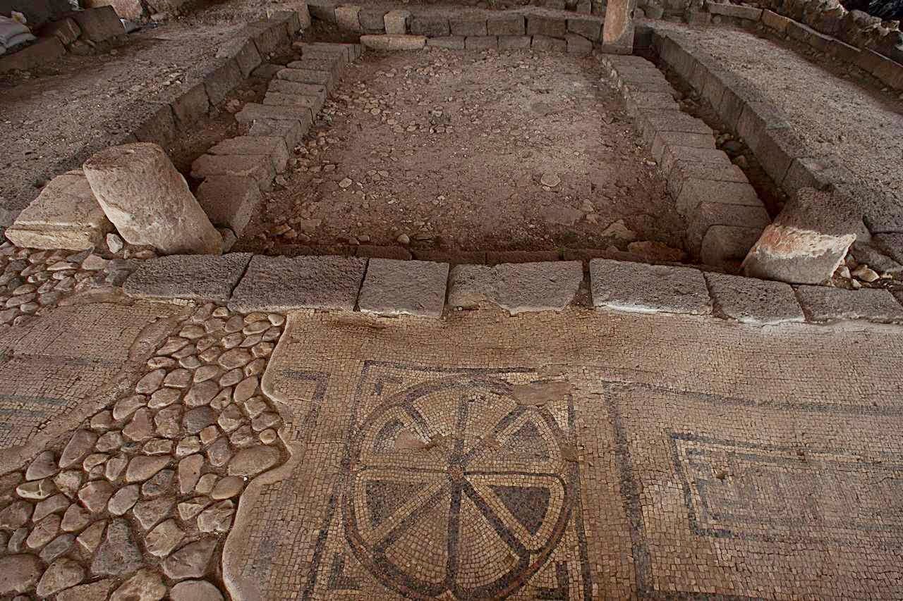 Piso ornamentado no sítio arqueológico de Magdala, Israel, onde porto e sinagoga foram encontrados
