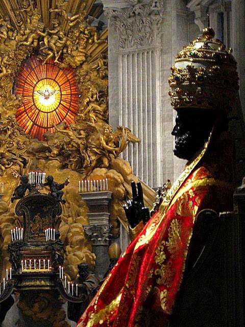 Imagem de bronze de São Pedro, paramentada no dia de sua festa.  No fundo: altar com relíquias do trono do Príncipe dos Apóstolos