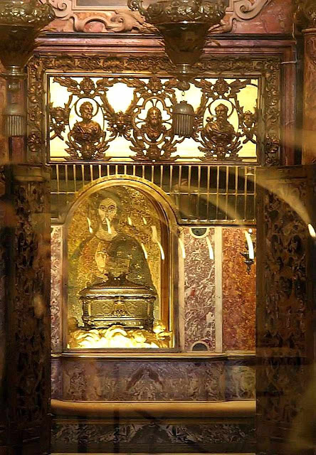 Urna com os ossos de São Pedro no Altar da Confissão no Vaticano