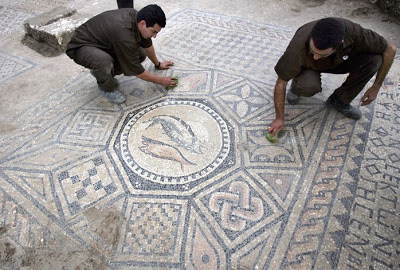 Prisioneiros descobrem mosaico em Israel, Megido