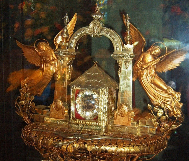 Nossa Senhora de Coromoto: a imagemzinha dentro do relicário. A lupa central permitia vê-la  melhor.