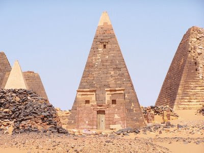 Pirâmides na cidade real de Meroe, Sudão