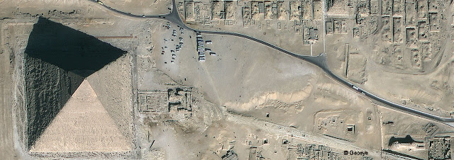 Pirâmide de Quéops à esquerda, Esfinge à direita, foto satelital. ©Geoeye