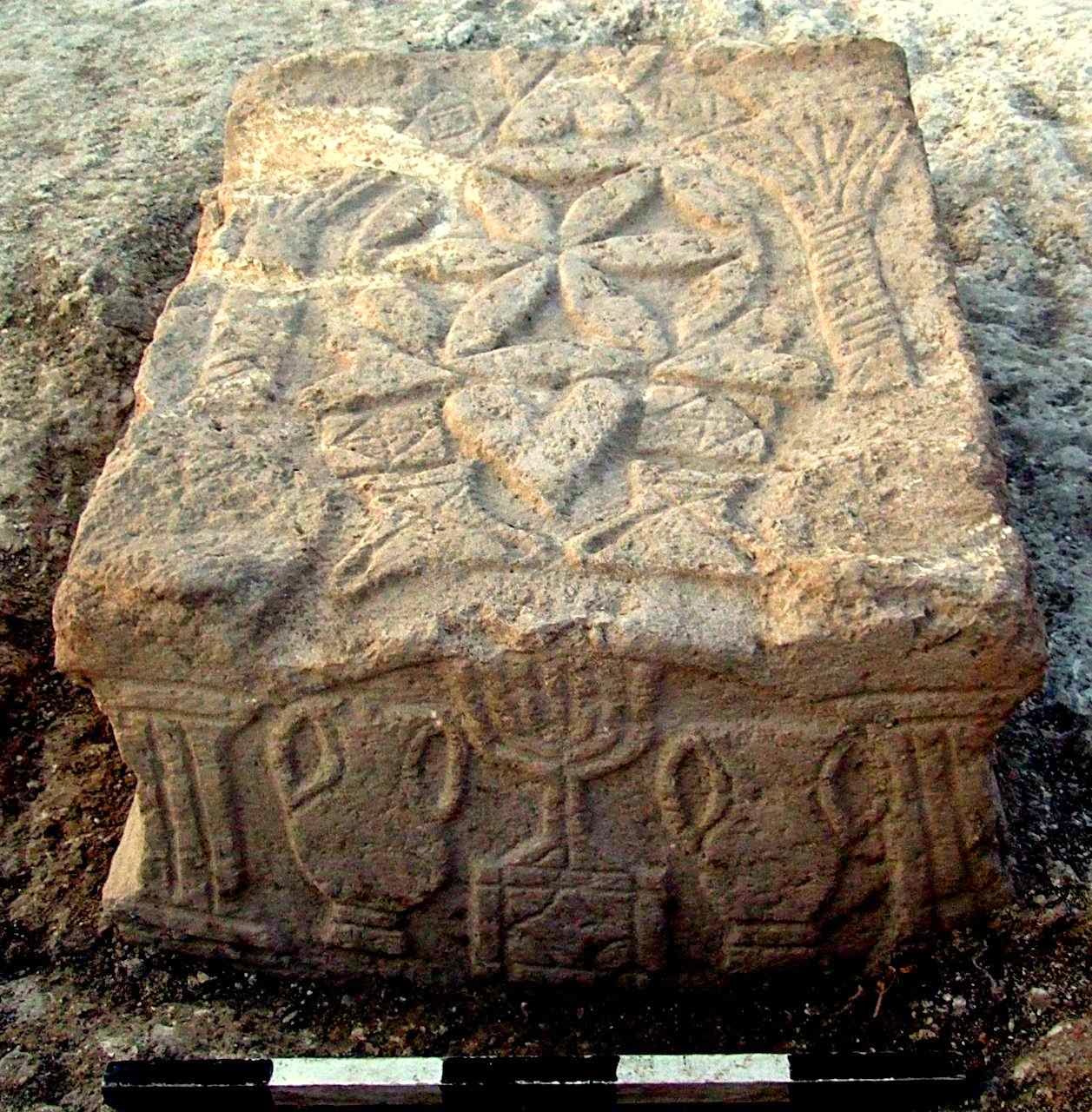 Mesa de pedra usada como atril para ler a Torá, o livro sagrado judaico, representa o Templo