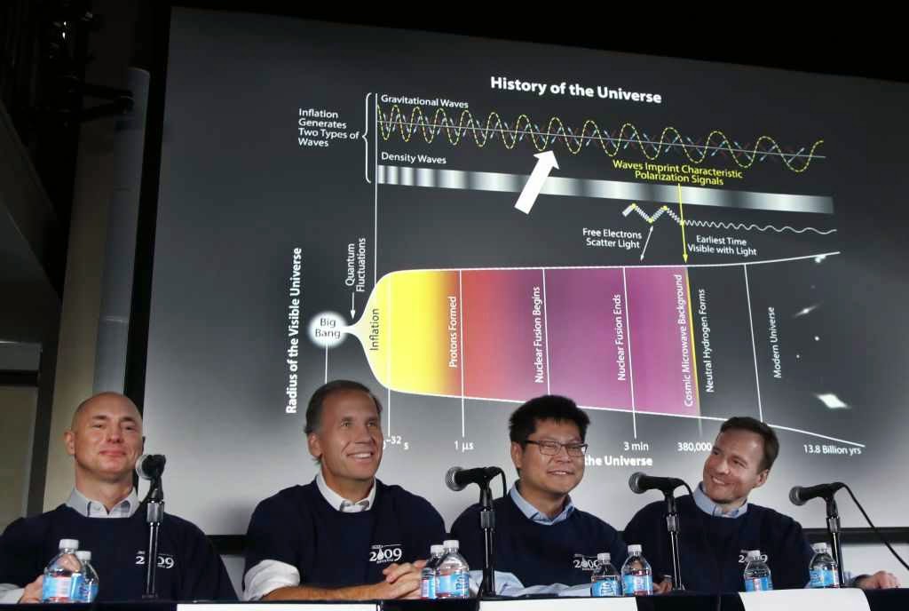 Clem Pryke, Jamie Bock, Chao-Lin Kuo e John Kovacem conferência de imprensa  no Harvard-Smithsonian Center for Astrophysics in Cambridge, Massachussets