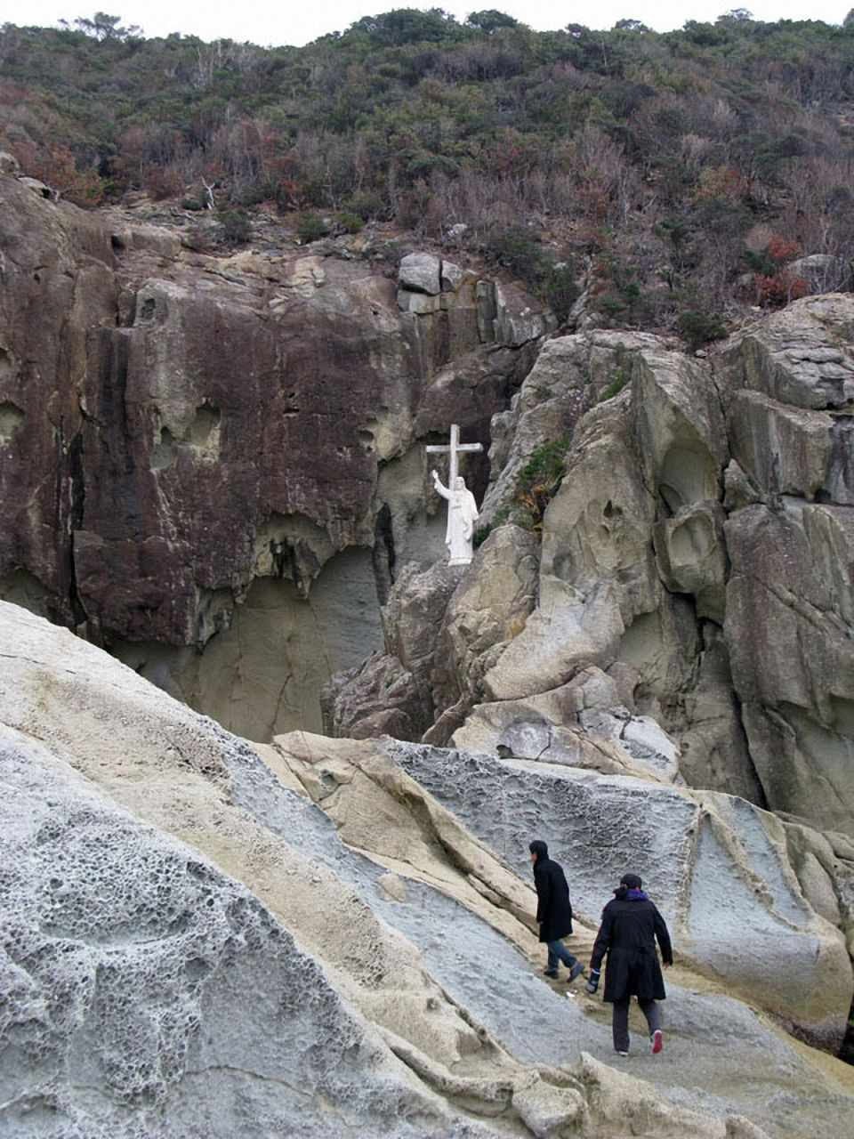 Gruta perto de Nagasaki, sobre o mar.  Os católicos reunidos foram pegos e martirizados