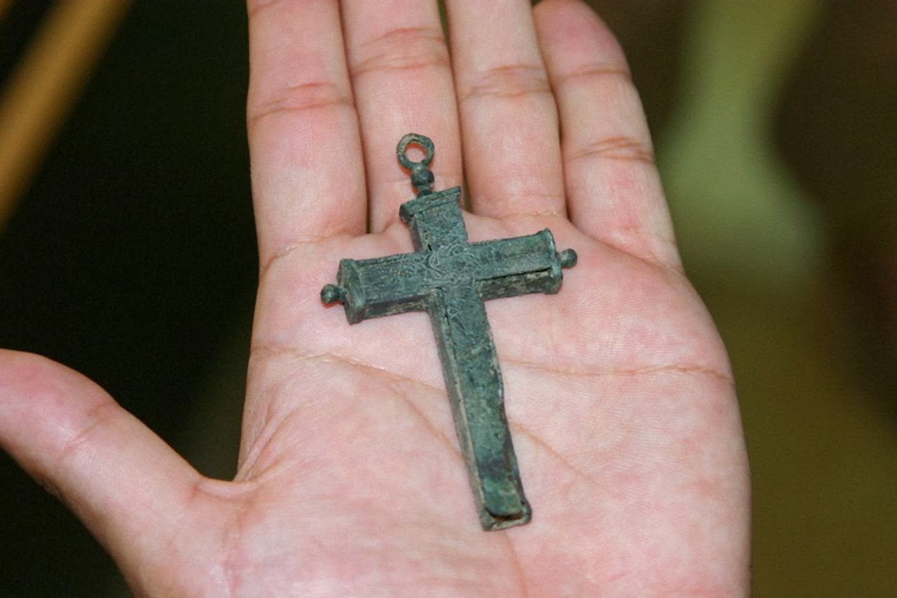 Cruz de bronze desenterrada em Shimabara