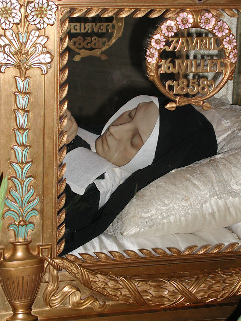 Urna com o corpo de Santa Bernadette em Nevers